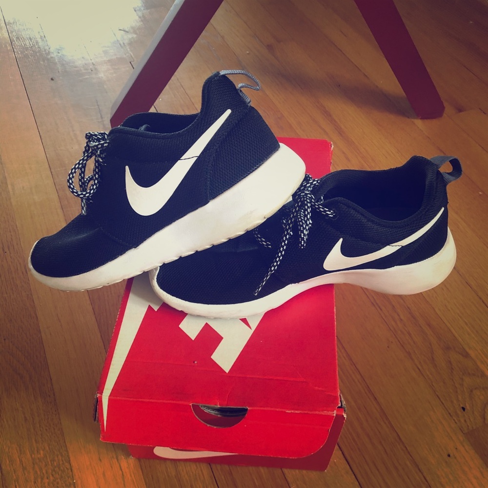 Nike Roshe size 5.5